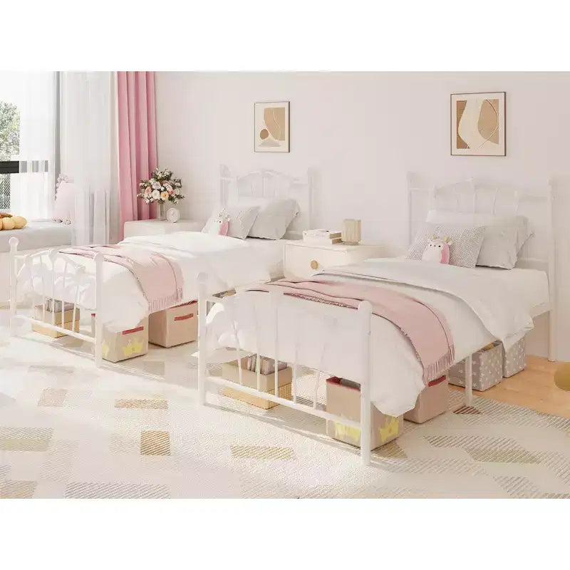 Struttura per letto singolo
Struttura del letto in metallo a forma di cuore con testiera/pediera e spazio di archiviazione sotto il letto
Non è necessaria la rete a molle