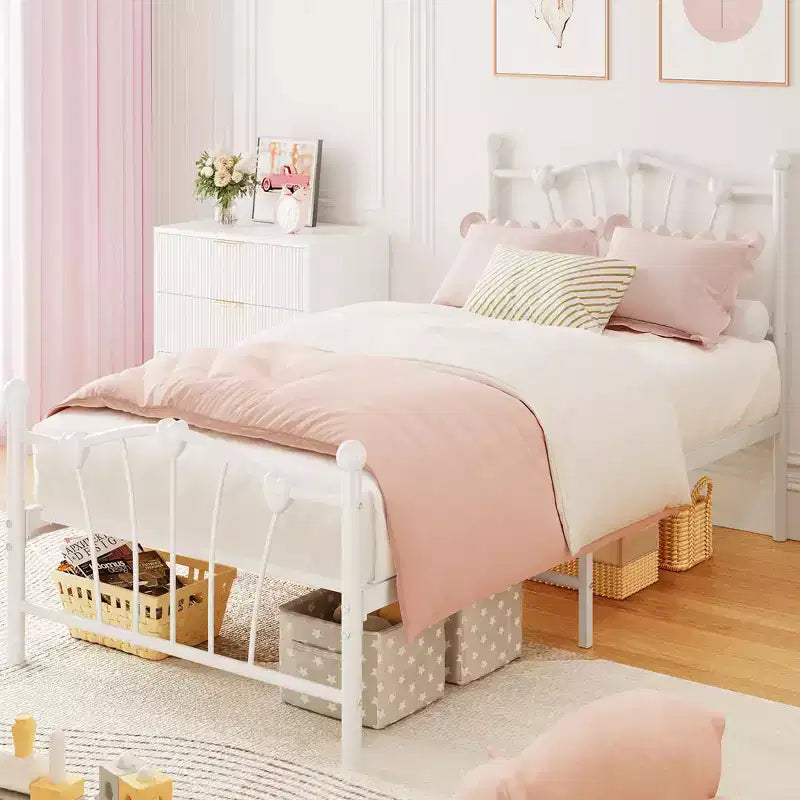 Struttura per letto singolo
Struttura del letto in metallo a forma di cuore con testiera/pediera e spazio di archiviazione sotto il letto
Non è necessaria la rete a molle