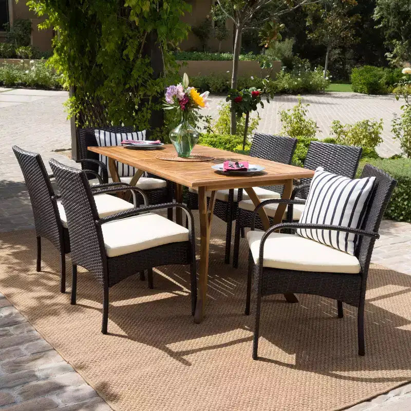 Set da pranzo da 7 pezzi Christopher Knight Home Caraga per esterni in legno di acacia e vimini con cuscini