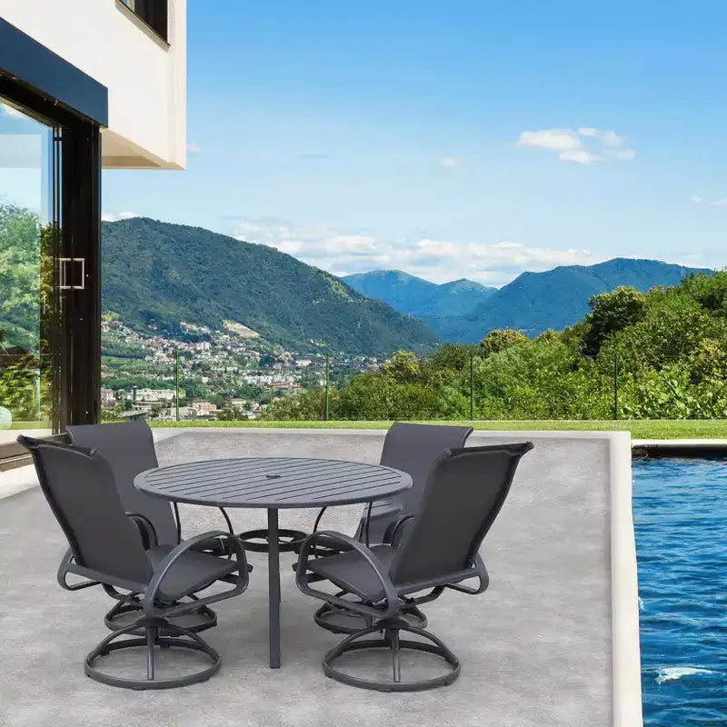 Set da pranzo da 5 pezzi rotondo da 48 pollici Courtyard Casual Santa Fe con sedie girevoli a dondolo in tessuto a rete. Include un tavolo rotondo e 4 sedie girevoli a dondolo in tessuto a rete.