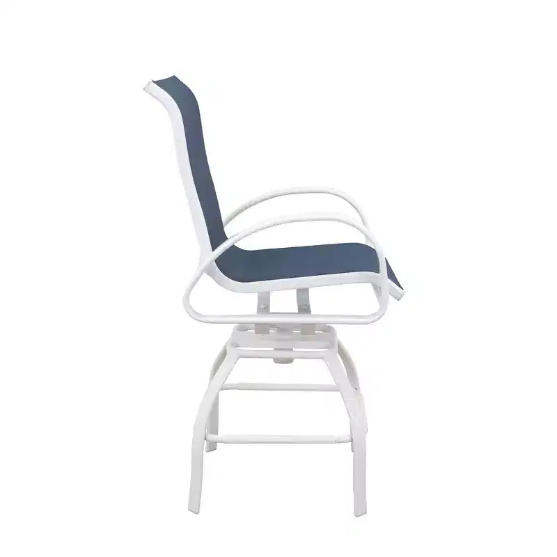 Courtyard Casual Santa Fe, ensemble repas 3 pièces pour balcon, hauteur 36", rond. Comprend une table de balcon de 36" et deux tabourets de balcon pivotants.