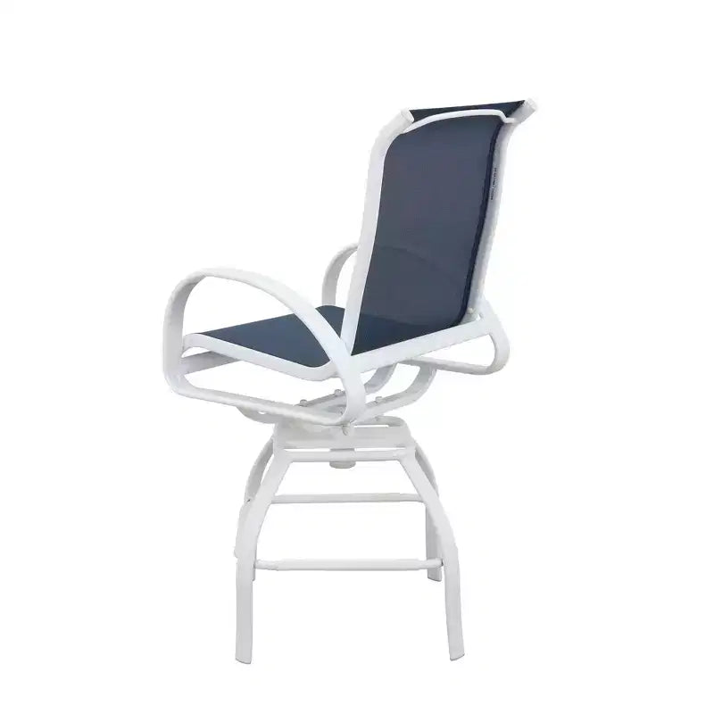 Courtyard Casual Santa Fe, ensemble repas 3 pièces pour balcon, hauteur 36", rond. Comprend une table de balcon de 36" et deux tabourets de balcon pivotants.
