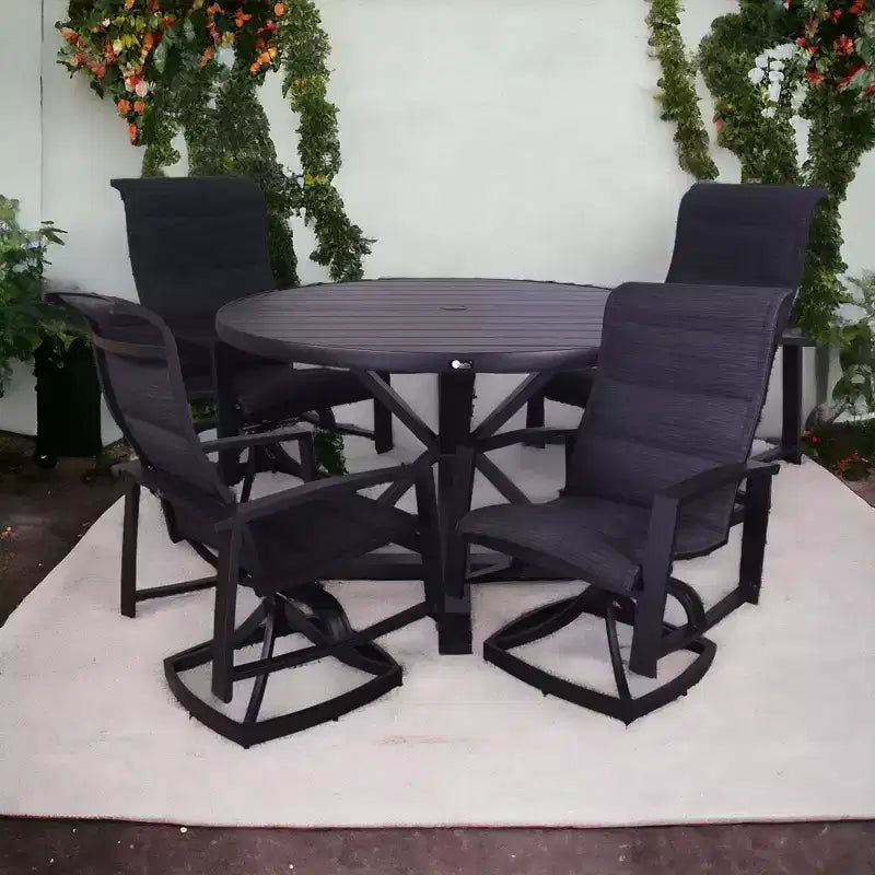 Ensemble repas 5 pièces Courtyard Casual Santorin à mouvement et table ronde de 48 pouces Comprend : Une table ronde et quatre chaises pivotantes rembourrées