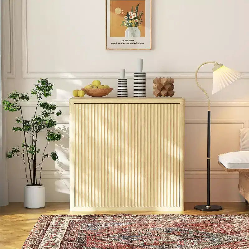 Buffet 2 niveaux avec portes doubles cannelées, Bahut moderne avec étagères réglables pour un rangement gain de place dans la salle à manger, Naturel