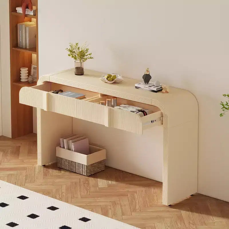 Consolle da ingresso minimalista Whisen con curve morbide e arrotondate, eleganti cassetti scanalati e superficie lucida e resistente