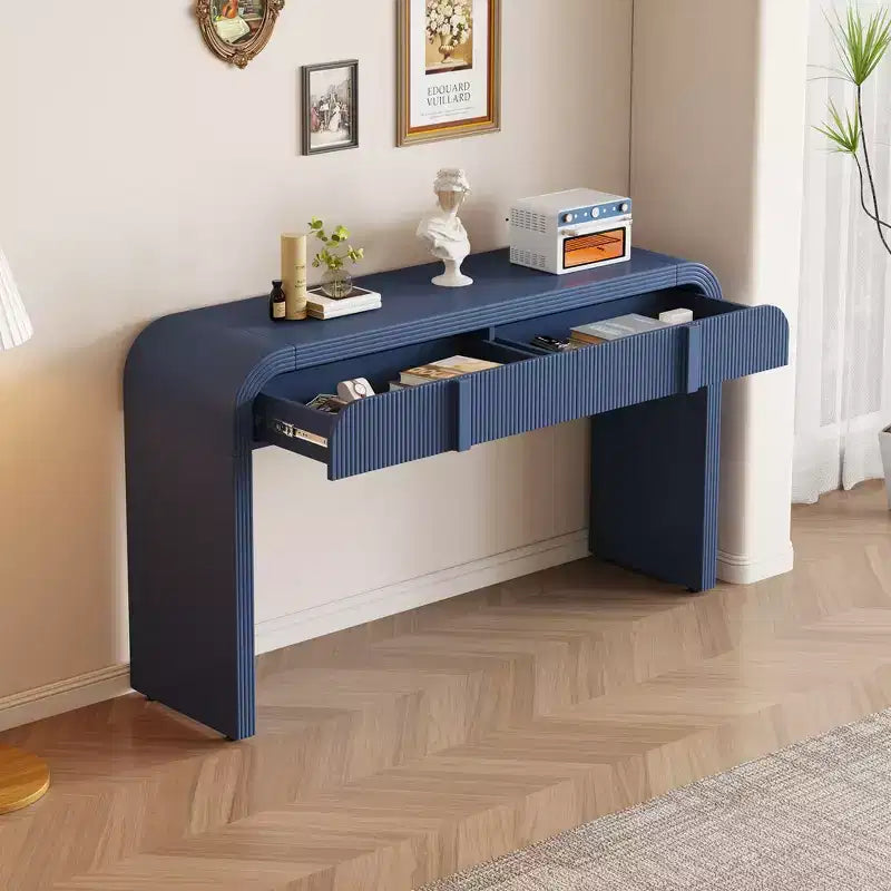 Consolle da ingresso minimalista Whisen con curve morbide e arrotondate, eleganti cassetti scanalati e superficie lucida e resistente