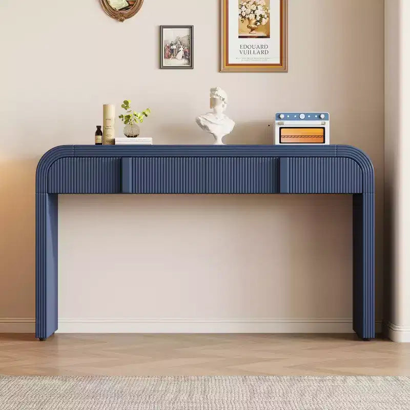 Consolle da ingresso minimalista Whisen con curve morbide e arrotondate, eleganti cassetti scanalati e superficie lucida e resistente