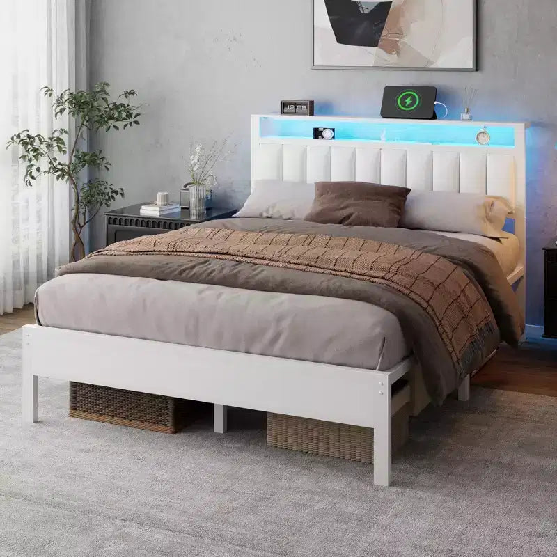 Cadre de lit blanc Queen Size avec lumières LED Station de charge Tête de lit rembourrée en similicuir avec étagère Plateforme sans sommier Moderne