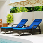 Ensemble de 2 chaises longues de patio en osier avec table, dossier réglable, roues, coussin et appuie-tête