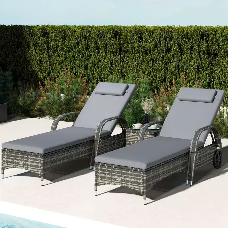 Ensemble de 2 chaises longues de patio en osier avec table, dossier réglable, roues, coussin et appuie-tête