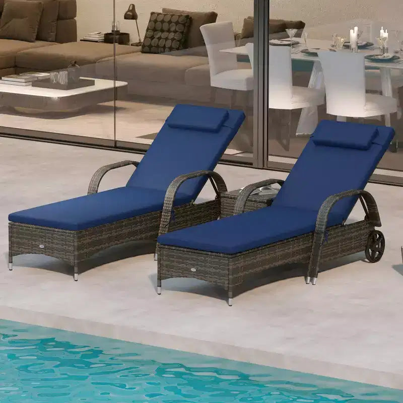 Ensemble de 2 chaises longues de patio en osier avec table, dossier réglable, roues, coussin et appuie-tête