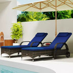 Ensemble de 2 chaises longues de patio en osier avec table, dossier réglable, roues, coussin et appuie-tête