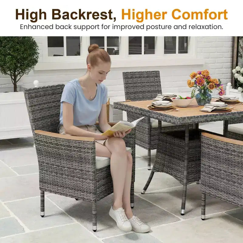 Set da pranzo da patio per 4, tavolo e sedie da esterno in rattan per tutte le stagioni con piano in legno di acacia