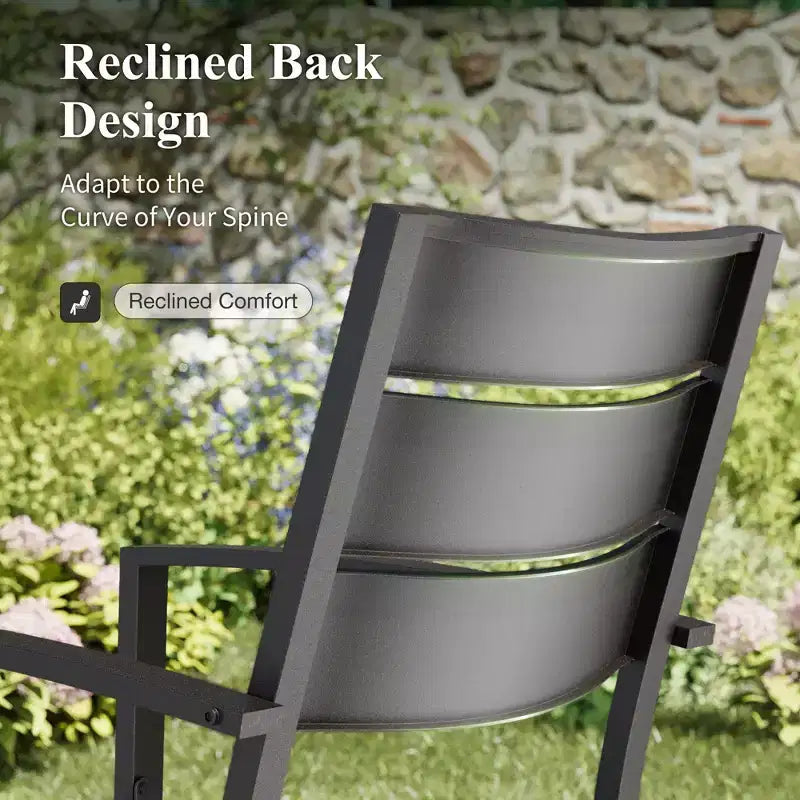 Captiva Designs Set da pranzo 8 pezzi: tavolo in acciaio con ripiano a doghe e sedie in metallo con schienale a righe, con ombrellone da mercato