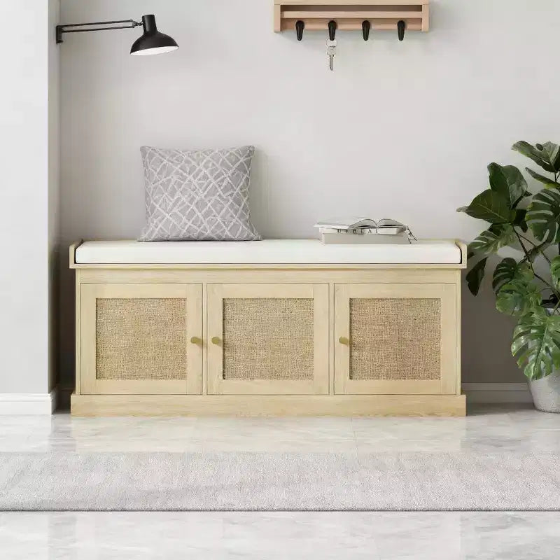 Panca scarpiera in stile rustico con ante in rattan intrecciato, piccola panca da ingresso con cuscino rimovibile in lino per piccoli spazi