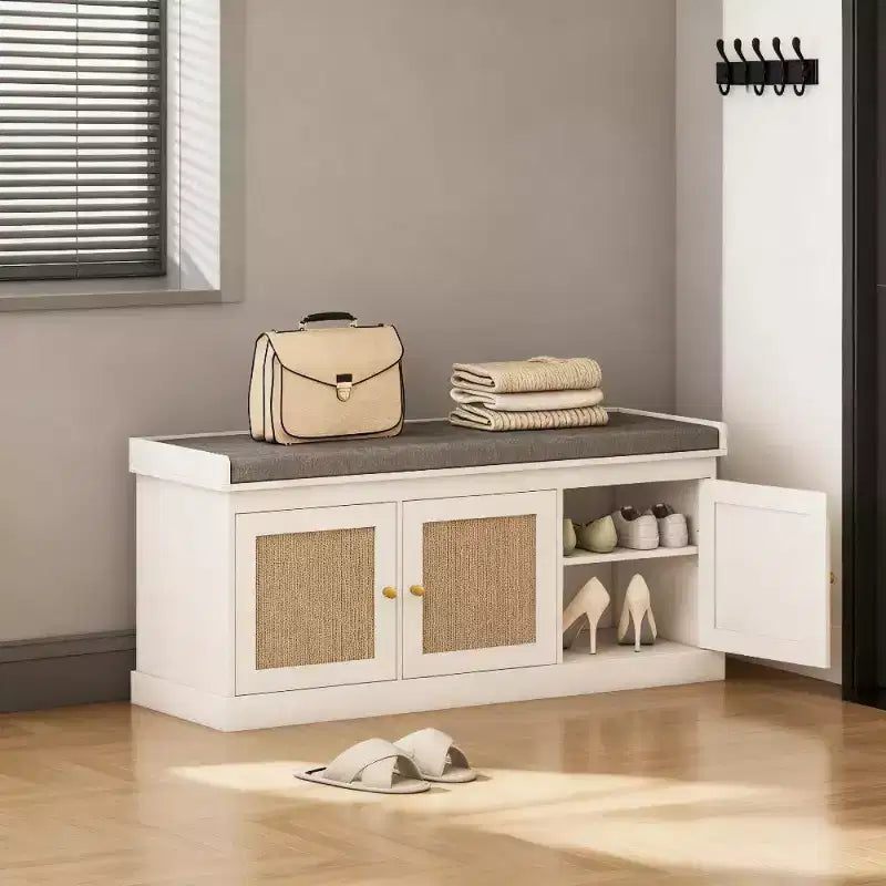 Panca scarpiera in stile rustico con ante in rattan intrecciato, piccola panca da ingresso con cuscino rimovibile in lino per piccoli spazi