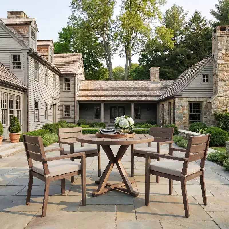 Set da patio in alluminio Martha Stewart Bedford da 5 pezzi, 4 poltrone da pranzo impilabili con cuscini, tavolo rotondo con base a cavalletto da 36 pollici, finitura spazzolata effetto legno