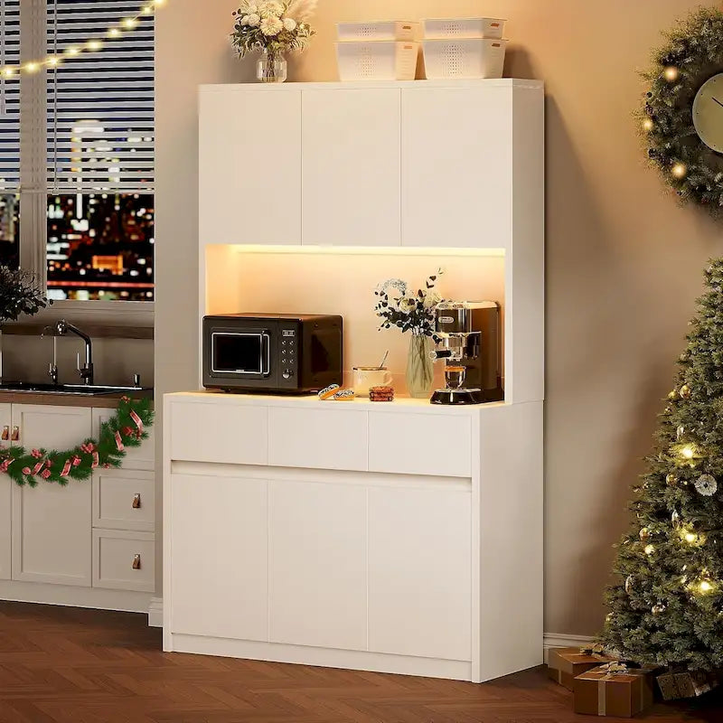 Ampia dispensa da cucina con ripiano per microonde e luci a LED