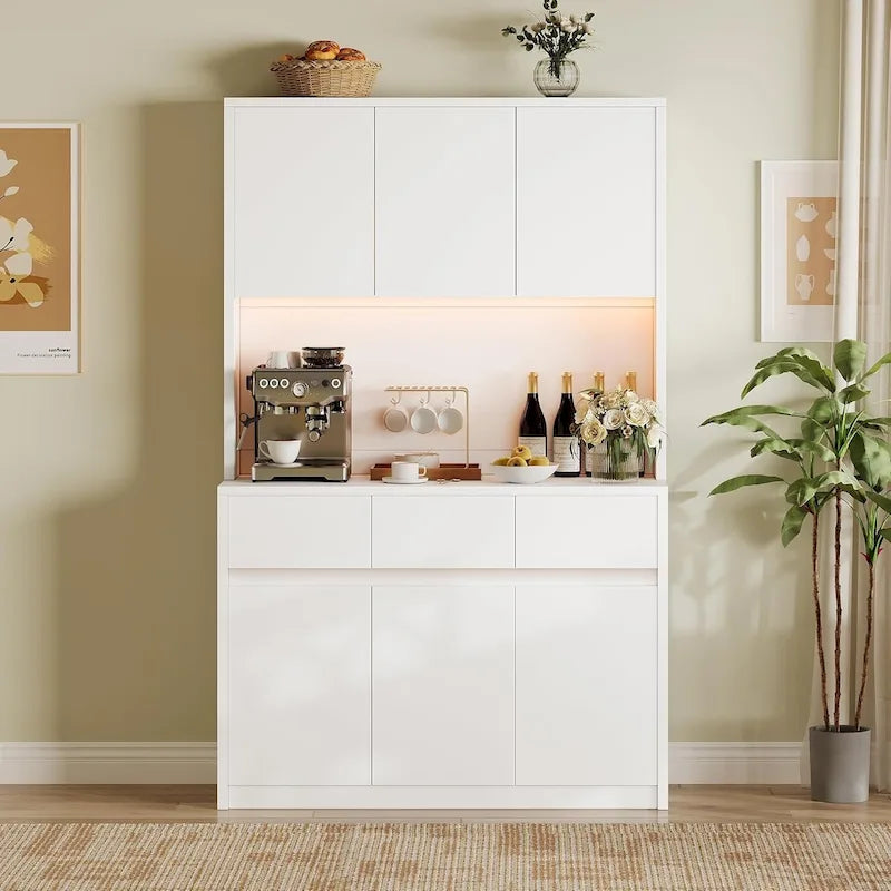 Ampia dispensa da cucina con ripiano per microonde e luci a LED