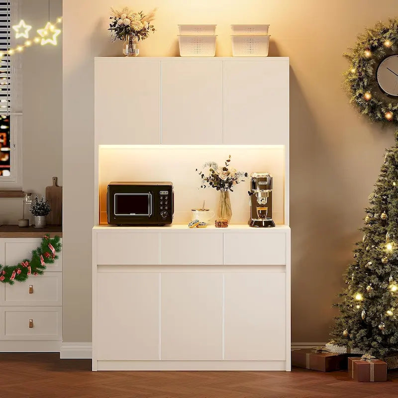Ampia dispensa da cucina con ripiano per microonde e luci a LED