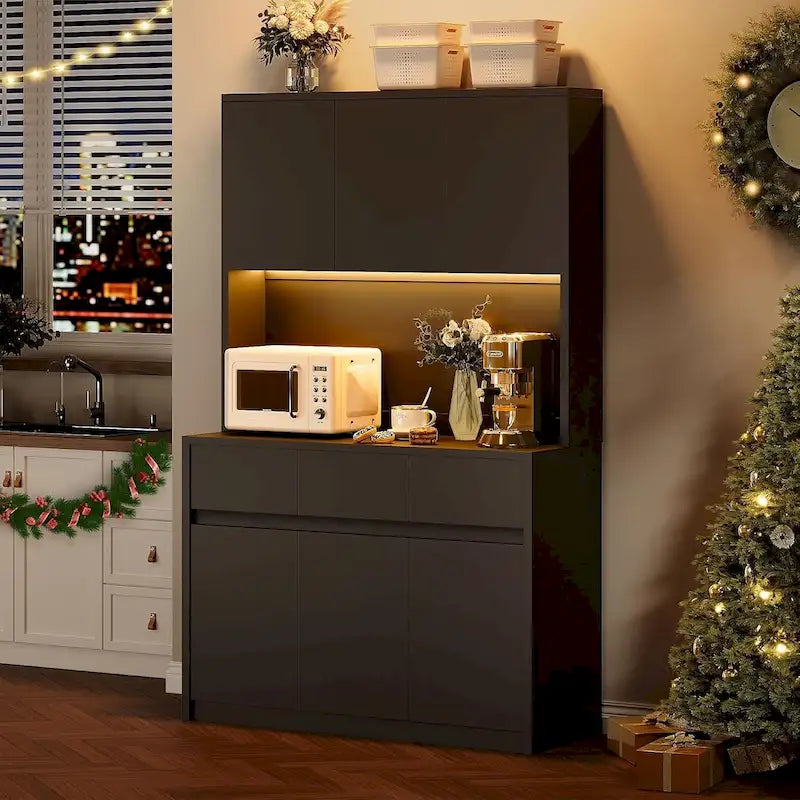 Ampia dispensa da cucina con ripiano per microonde e luci a LED