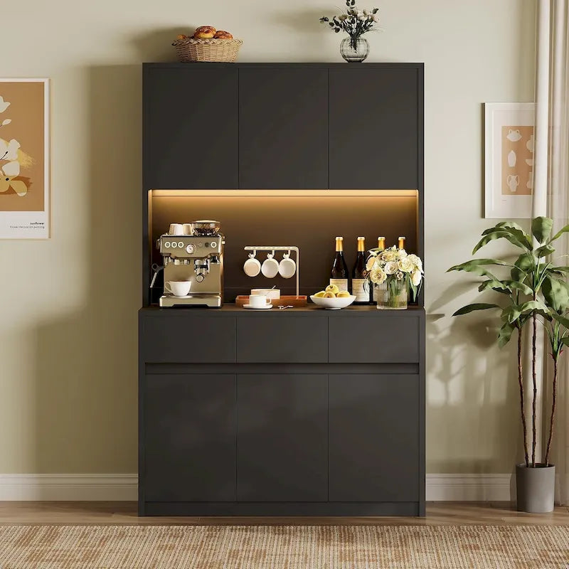 Ampia dispensa da cucina con ripiano per microonde e luci a LED