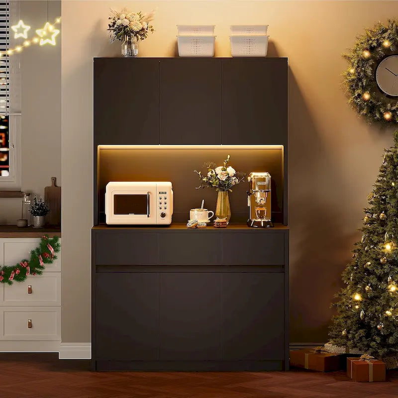 Ampia dispensa da cucina con ripiano per microonde e luci a LED