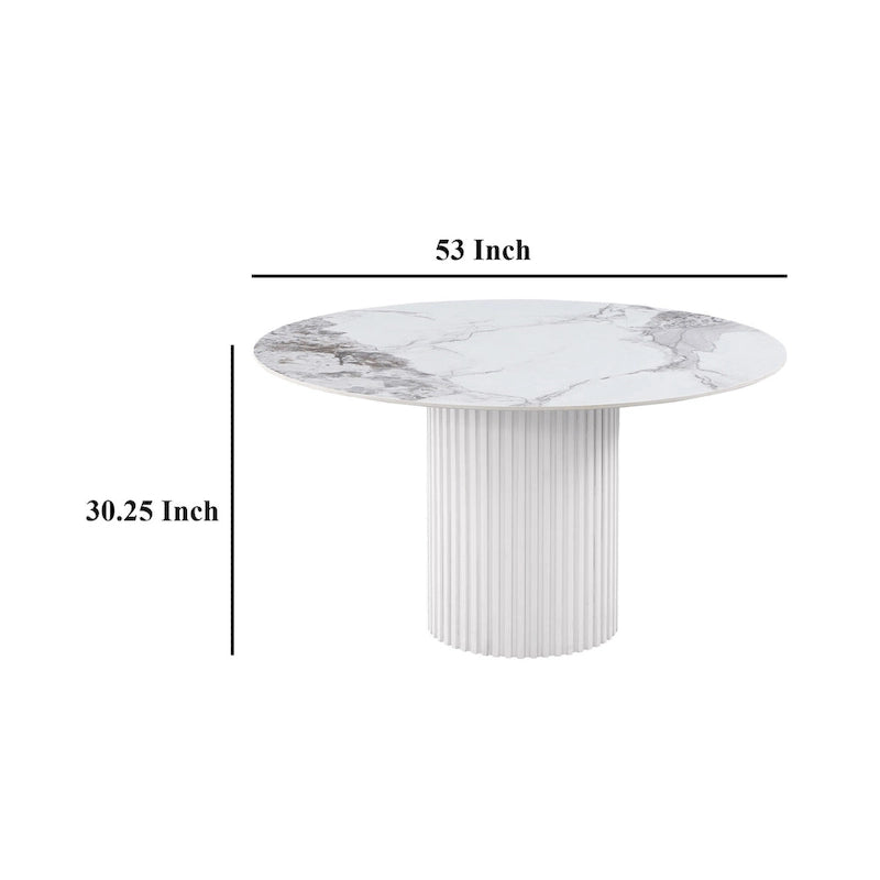 Tavolo da pranzo rotondo Cade con base scanalata, pietra sinterizzata bianca da 135 cm
