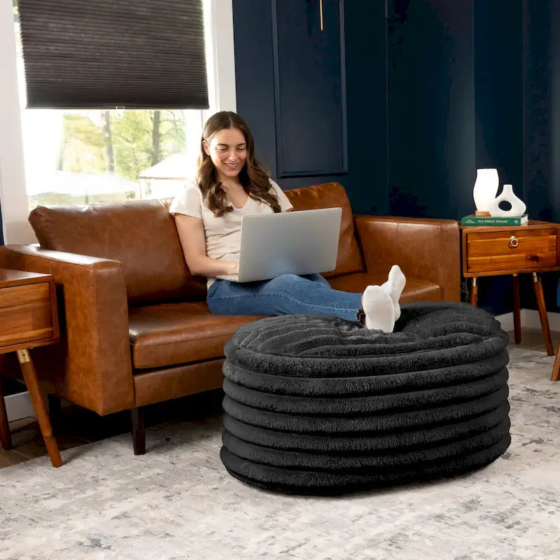 Pouf ottomano in pelliccia sintetica a coste grandi - 35 - Nero