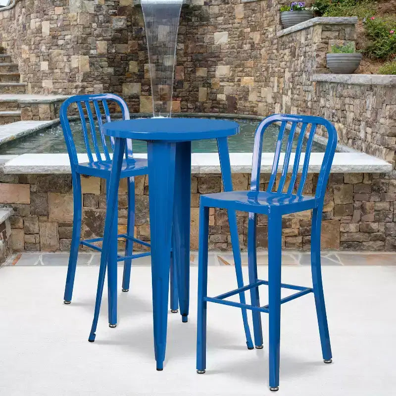 Set da tavolo da bar rotondo in metallo per interni ed esterni Flash Furniture di grado commerciale da 24 pollici con 2 sgabelli con schienale a doghe verticali