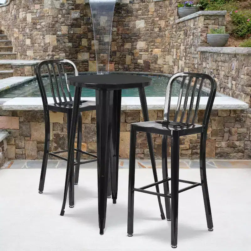 Set da tavolo da bar rotondo in metallo per interni ed esterni Flash Furniture di grado commerciale da 24 pollici con 2 sgabelli con schienale a doghe verticali