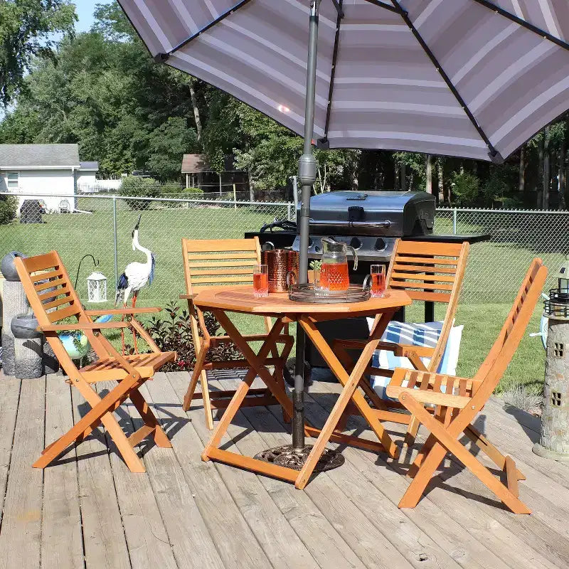 Set da pranzo da esterno pieghevole Sunnydaze con tavolo e sedie in legno Meranti con finitura a olio di teak - Marrone - 5 pz
