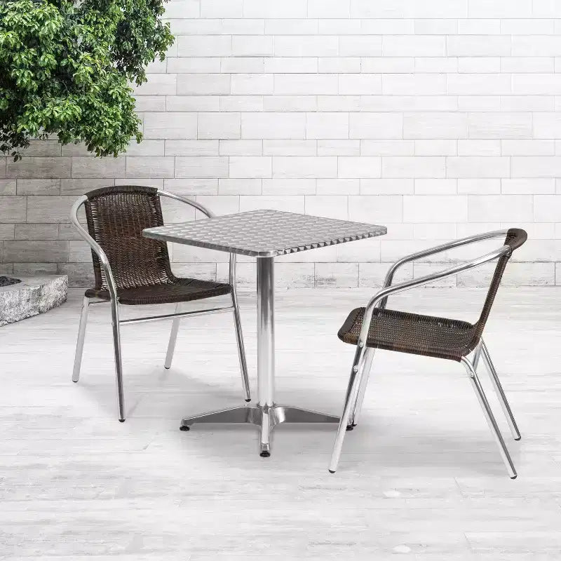 Ensemble table carrée d'intérieur-extérieur en aluminium Flash Furniture Lila 23,5 po avec 2 chaises en rotin