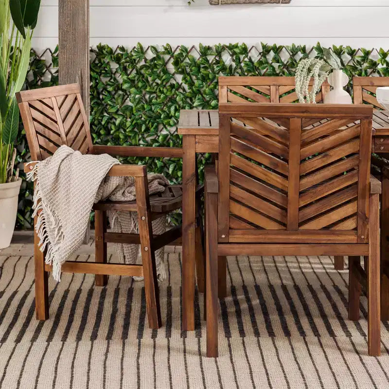 Set da pranzo da esterno Saracina Home a 7 pezzi con motivo a chevron in acacia e doghe