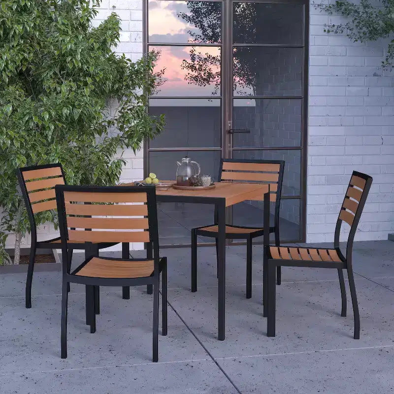 Set da 5 pezzi tavolo e sedie da patio Merrick Lane in simil-teak e metallo per interni/esterni con funzionalità per tutte le stagioni