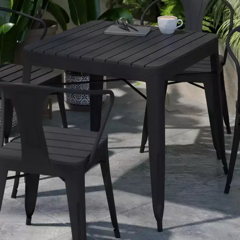 Flash Furniture - Tavolo Quadrato con Piano in Resina per Tutte le Stagioni e 4 Sedie in Metallo con Sedute in Poliresina - Nero