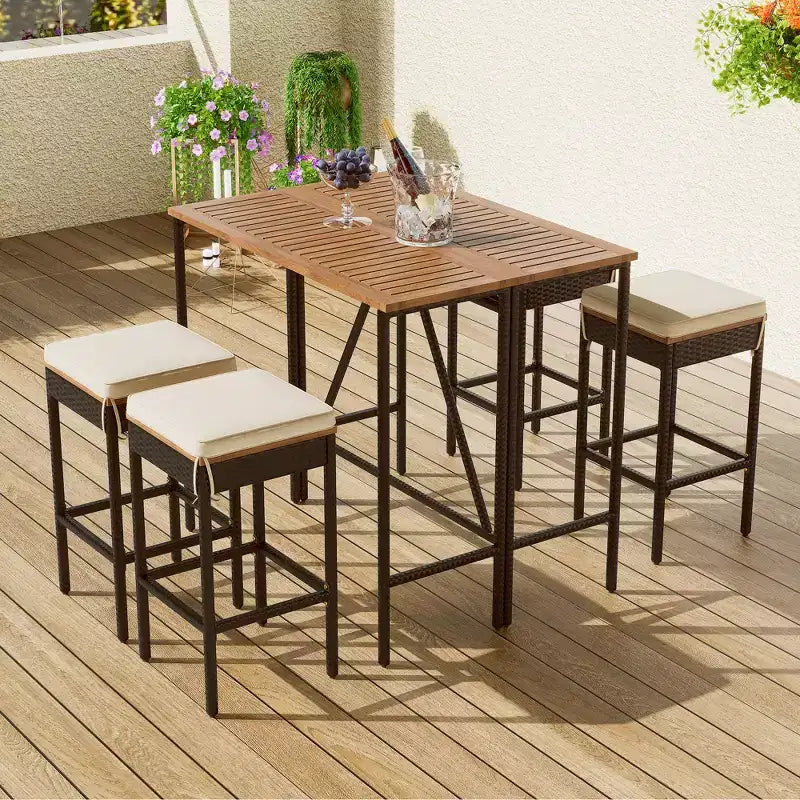 Set Bar da Esterno in Rattan 5 Pezzi con Piano Pieghevole in Legno di Acacia, 4 Sgabelli e 1 Tavolo, Marrone - ModernLuxe