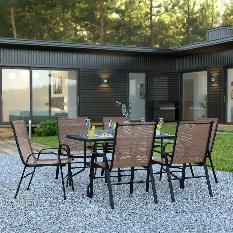 Set da patio sette pezzi Emma and Oliver con tavolo in metallo con piano in vetro temperato e 6 sedie impilabili Flex Comfort