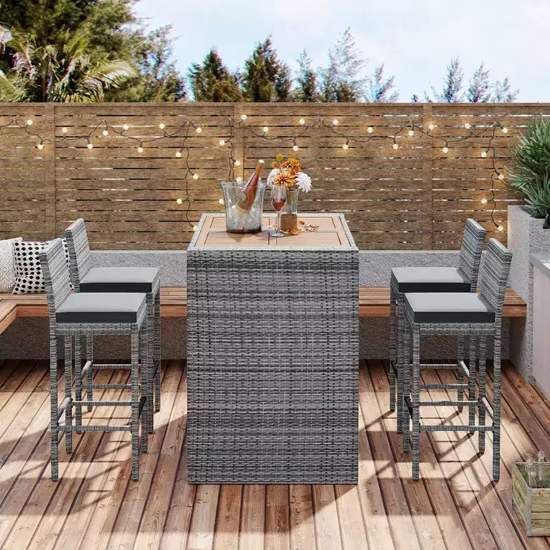 Set Bar da Esterno 5 Pezzi in Legno di Acacia e Rattan con Sgabelli da Bar e Cuscini Rimovibili, Grigio - ModernLuxe