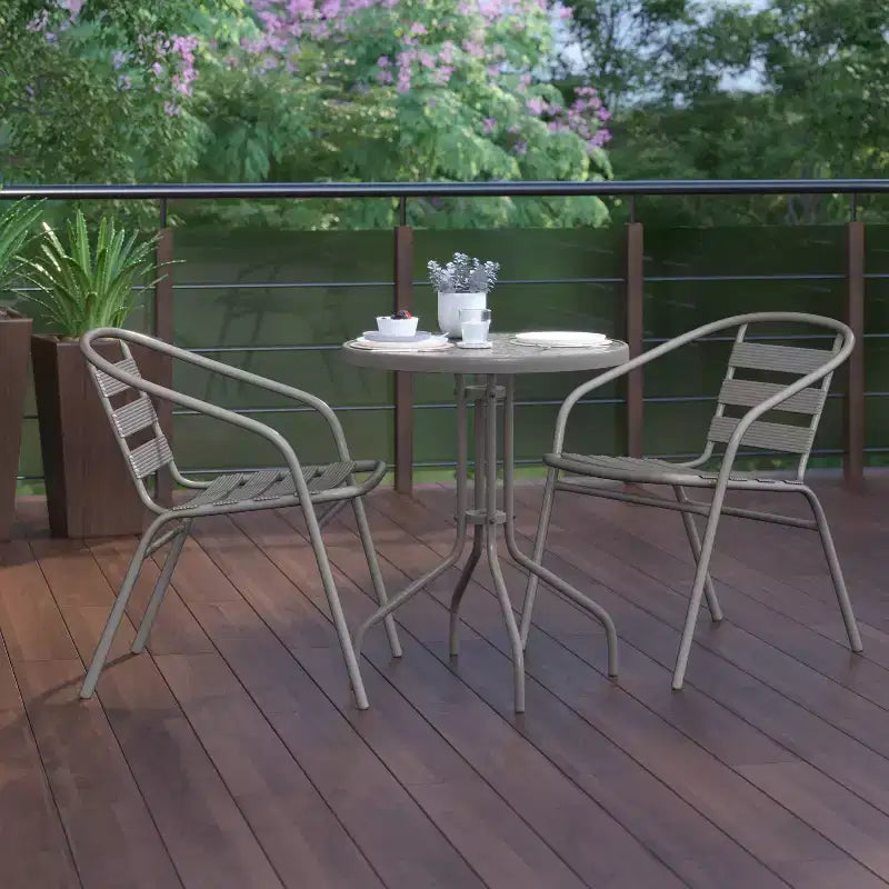 Flash Furniture Lila Tavolo Rotondo in Vetro e Metallo da 23,75" con 2 Sedie a Slat Impilabili in Alluminio e Metallo