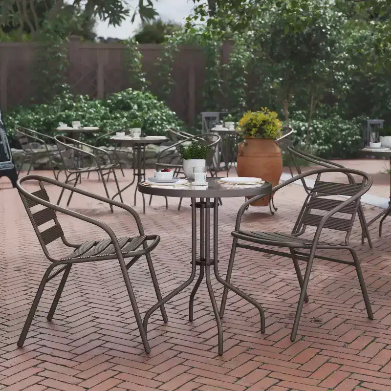 Flash Furniture Lila Tavolo Rotondo in Vetro e Metallo da 23,75" con 2 Sedie a Slat Impilabili in Alluminio e Metallo
