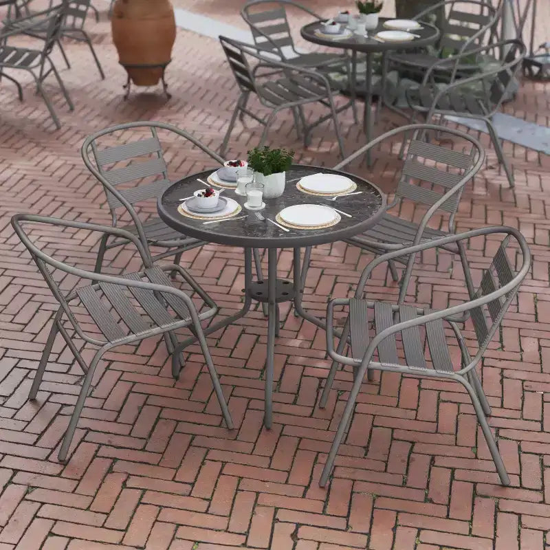 Flash Furniture Lila tavolo tondo in vetro e metallo da 31,5" con 4 sedie impilabili in metallo e alluminio a doghe