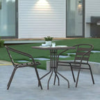 Table Emma et Oliver carrée à plateau en verre de 59,7 cm avec 2 chaises empilables à lattes en aluminium