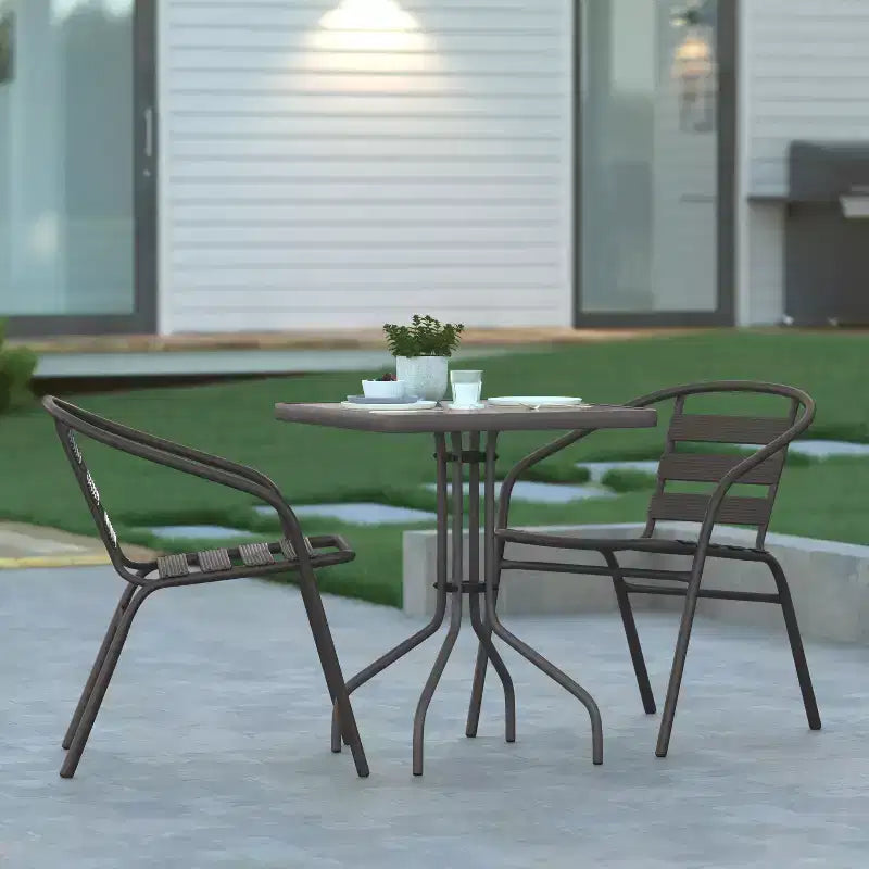 Table Emma et Oliver carrée à plateau en verre de 59,7 cm avec 2 chaises empilables à lattes en aluminium