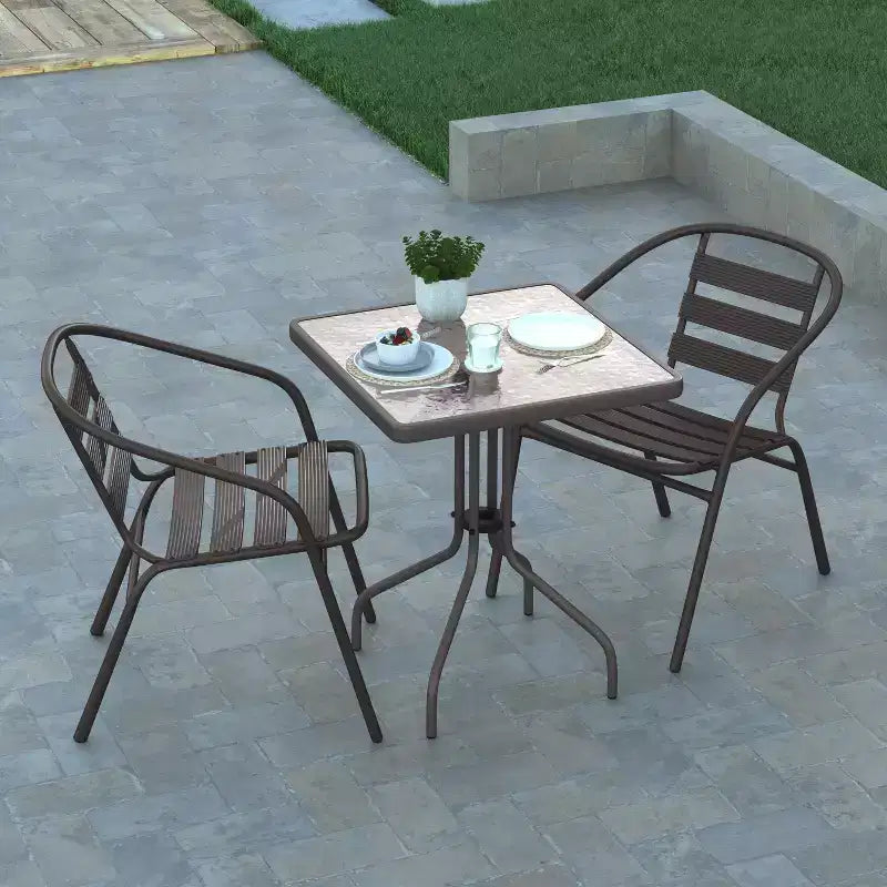 Table Emma et Oliver carrée à plateau en verre de 59,7 cm avec 2 chaises empilables à lattes en aluminium