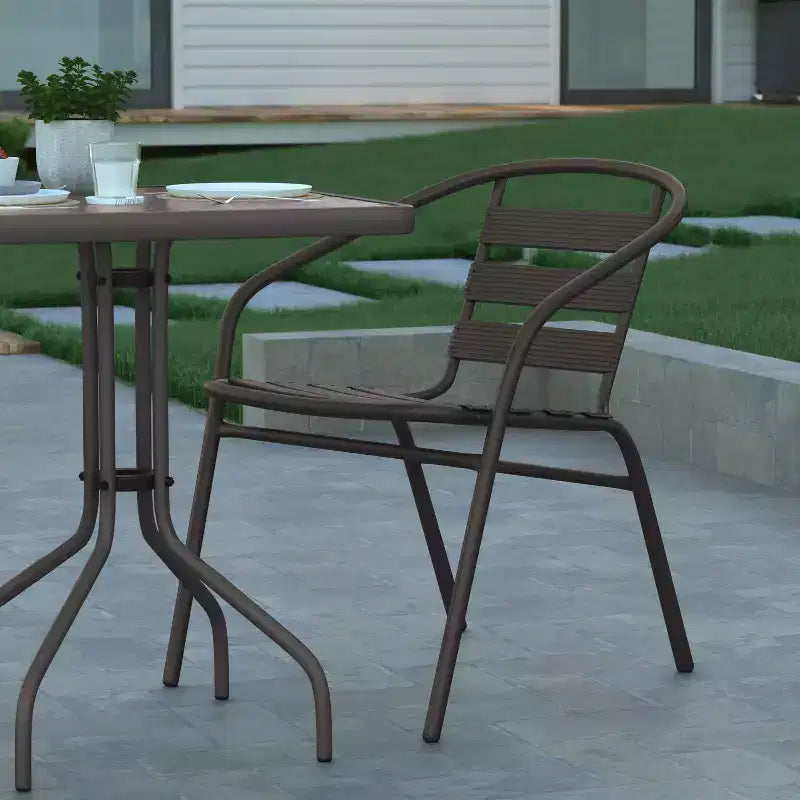 Table Emma et Oliver carrée à plateau en verre de 59,7 cm avec 2 chaises empilables à lattes en aluminium