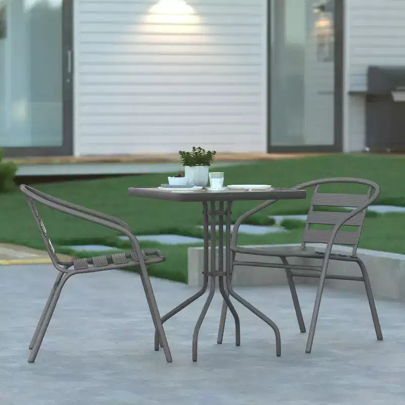 Table Emma et Oliver carrée à plateau en verre de 59,7 cm avec 2 chaises empilables à lattes en aluminium