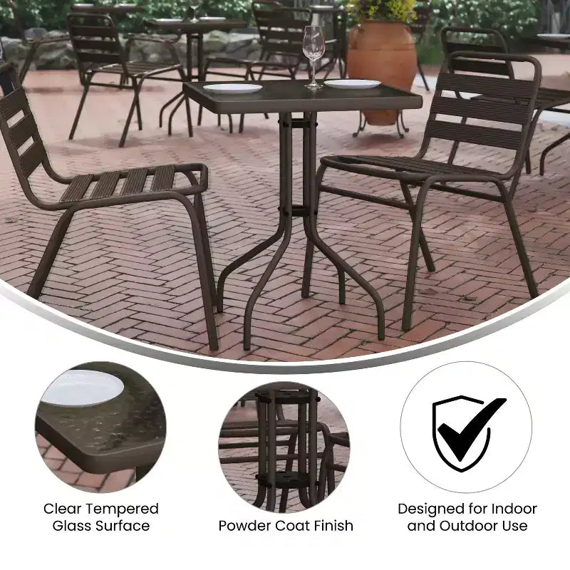 Table Emma et Oliver carrée à plateau en verre de 59,7 cm avec 2 chaises empilables à lattes en aluminium
