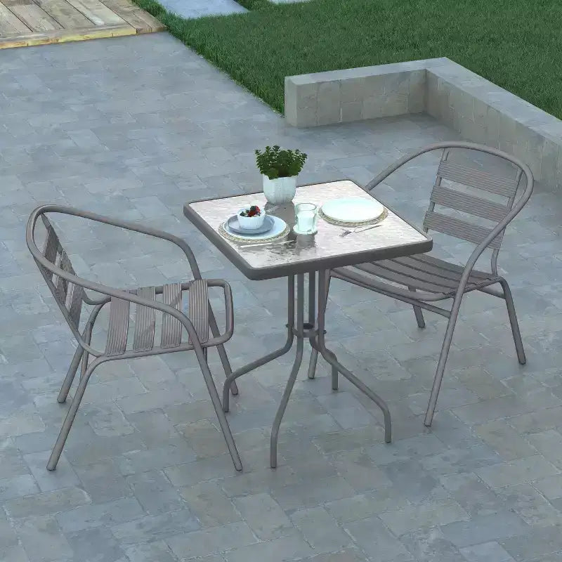 Table Emma et Oliver carrée à plateau en verre de 59,7 cm avec 2 chaises empilables à lattes en aluminium