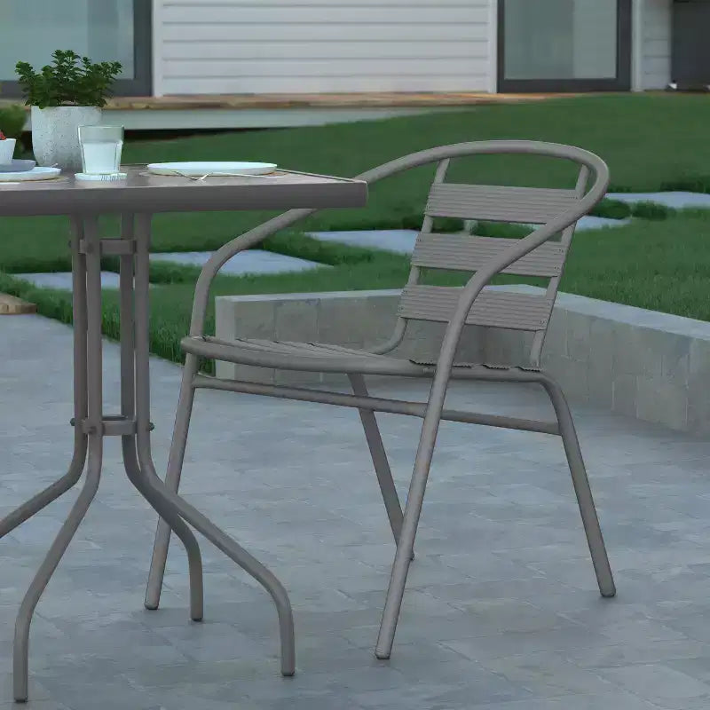 Table Emma et Oliver carrée à plateau en verre de 59,7 cm avec 2 chaises empilables à lattes en aluminium